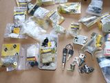 tout un tas d'objets divers posés sur une table