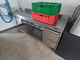 deux récipients en plastique posés sur un plan de travail en inox