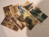 une pile de vieilles cartes postales sur une table