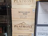 des caisses de vin sont empilées sur une table