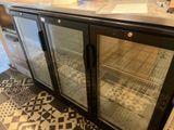 une photo d'une cuisine avec un réfrigérateur à porte vitrée