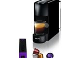 une machine à café noir avec une tasse violette à côté