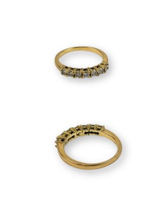 trois bagues en or serties de diamants noirs sur fond blanc