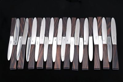 a lot of knives that are sitting on a table