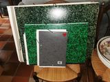 une photo d'une table sur laquelle est posé un cadre photo