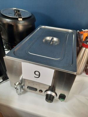 une photo d'une table sur laquelle se trouvent un fondue et une cafetière