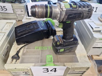 une perceuse sans fil posée sur une boîte