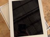 une tablette posée sur une boîte