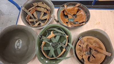 quatre bols contenant différents types de casques, posés sur une table