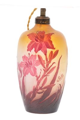un vase en verre orné de fleurs sur fond blanc