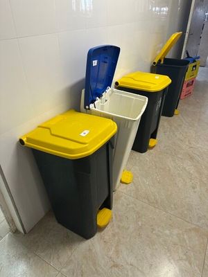 quatre poubelles alignées les unes à côté des autres