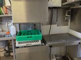 une cuisine équipée d'un évier et d'un lave-vaisselle
