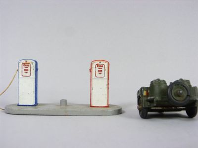 deux voitures jouets assises l'une à côté de l'autre