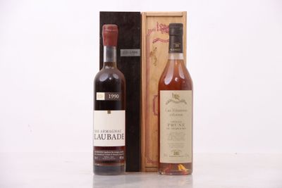 deux bouteilles de vin posées l'une à côté de l'autre sur une table