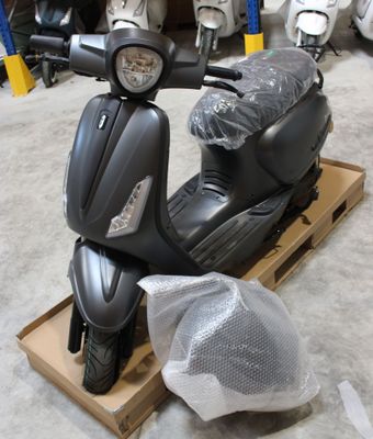 un scooter posé sur une palette au sol