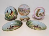 quatre assiettes ornées d'oiseaux sont posées sur une table