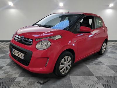 la petite voiture rouge est garée sur un sol en damier