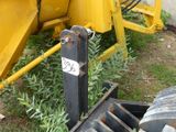 un gros plan d'un tracteur jaune muni d'une plaque d'immatriculation