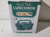 une boîte à repas électrique dans la boîte posée sur la table