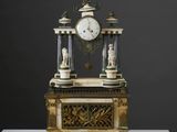 une horloge posée sur une table