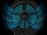 un éventail noir et bleu sur fond noir