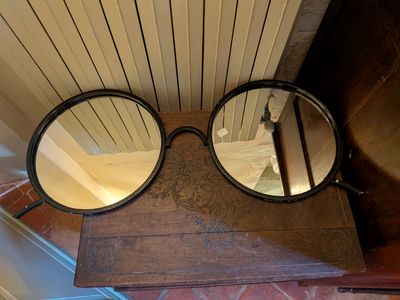 une paire de lunettes posée sur une table en bois