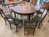 de nombreuses chaises disposées autour d'une table ronde dans une pièce