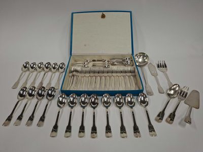 un lot de cuillères et fourchettes en argent dans une boîte