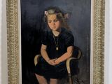 portrait d'une jeune fille en robe noire, assise sur une chaise