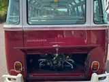 un bus rouge et blanc garé sur un parking