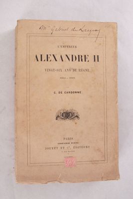 un vieux livre posé sur une table recouverte de papier