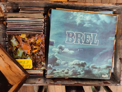 une pile de disques posée sur une caisse en bois