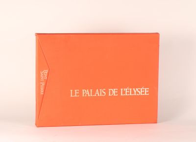 une boîte orange avec une inscription blanche, posée sur une table