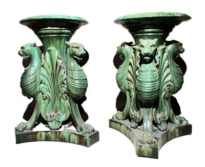 deux vases verts empilés l'un sur l'autre