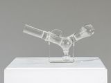 une pipe en verre posée sur une boîte blanche