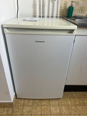 un petit lave-vaisselle blanc dans une petite cuisine