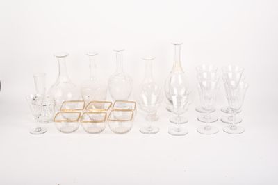 beaucoup de verres à vin et une bouteille sur la table