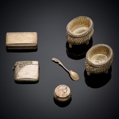 une photo représentant un ensemble d'objets en argent, notamment une cuillère, un briquet et un étui à briquet