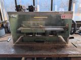 une machine posée sur une table