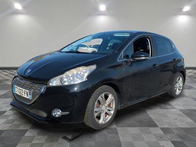 la voiture noire est garée sur un sol en damier dans le garage