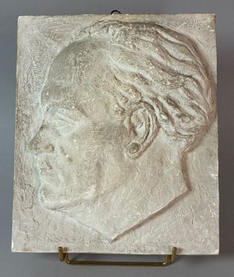 portrait en plâtre d'une tête de femme sur une plaque