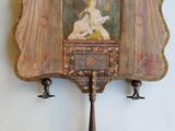 la photo d'une femme sur un miroir accroché au mur