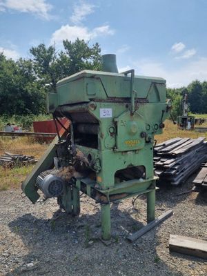 une machine posée à même le sol, dans la terre