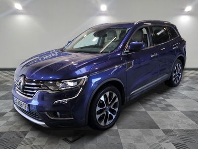 un SUV Volkswagen bleu garé sur un sol en carrelage à damier