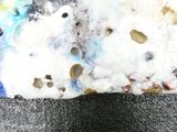 un gros plan sur une part de gâteau recouverte de glaçage
