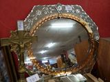 un miroir posé sur une table devant un mur rouge