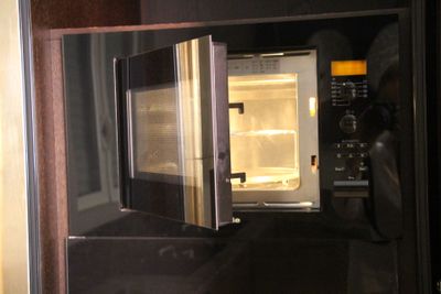 un micro-ondes dont l'intérieur est ouvert