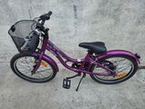un vélo violet avec un panier à l'arrière