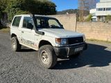 un SUV blanc garé sur un parking