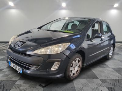 la photo d'une voiture garée dans un garage